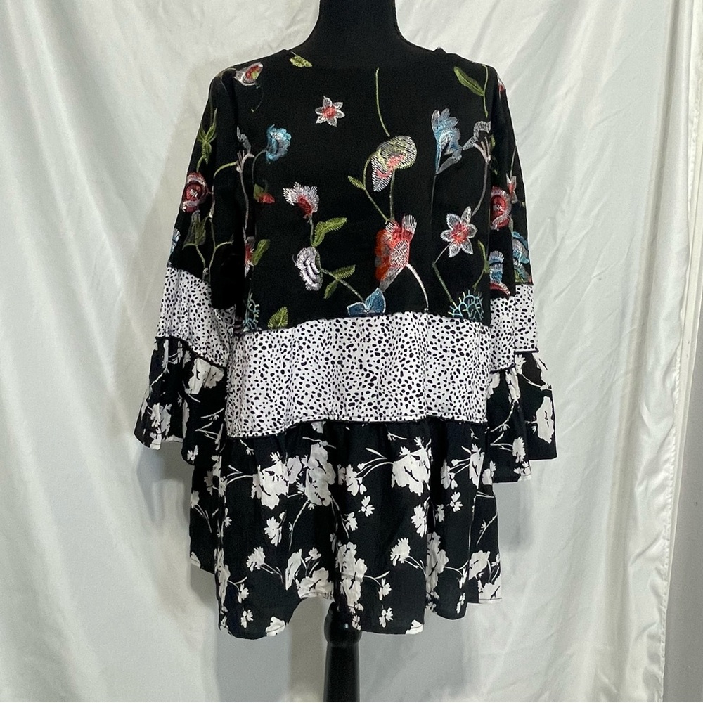 Calessa Plus embroidered tunic. Floral. Black pink green white. Size XL.